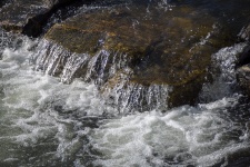 Agua que fluye sobre una roca
