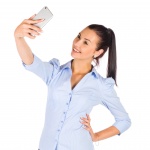 Femme prenant un selfie