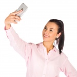 Femme prenant un selfie