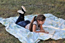 Jong meisje leesboek in gras