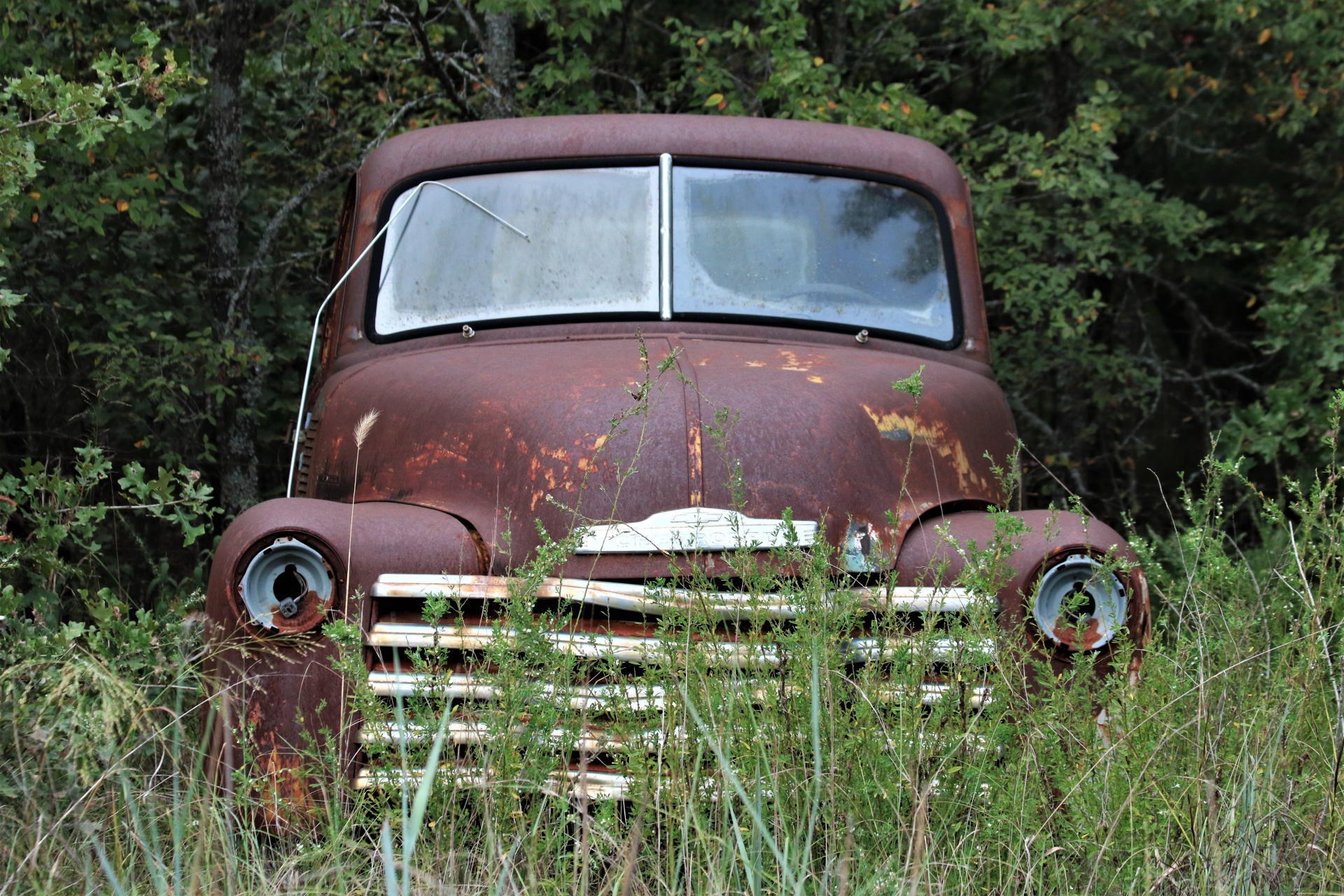 Camión de granja abandonada en campo