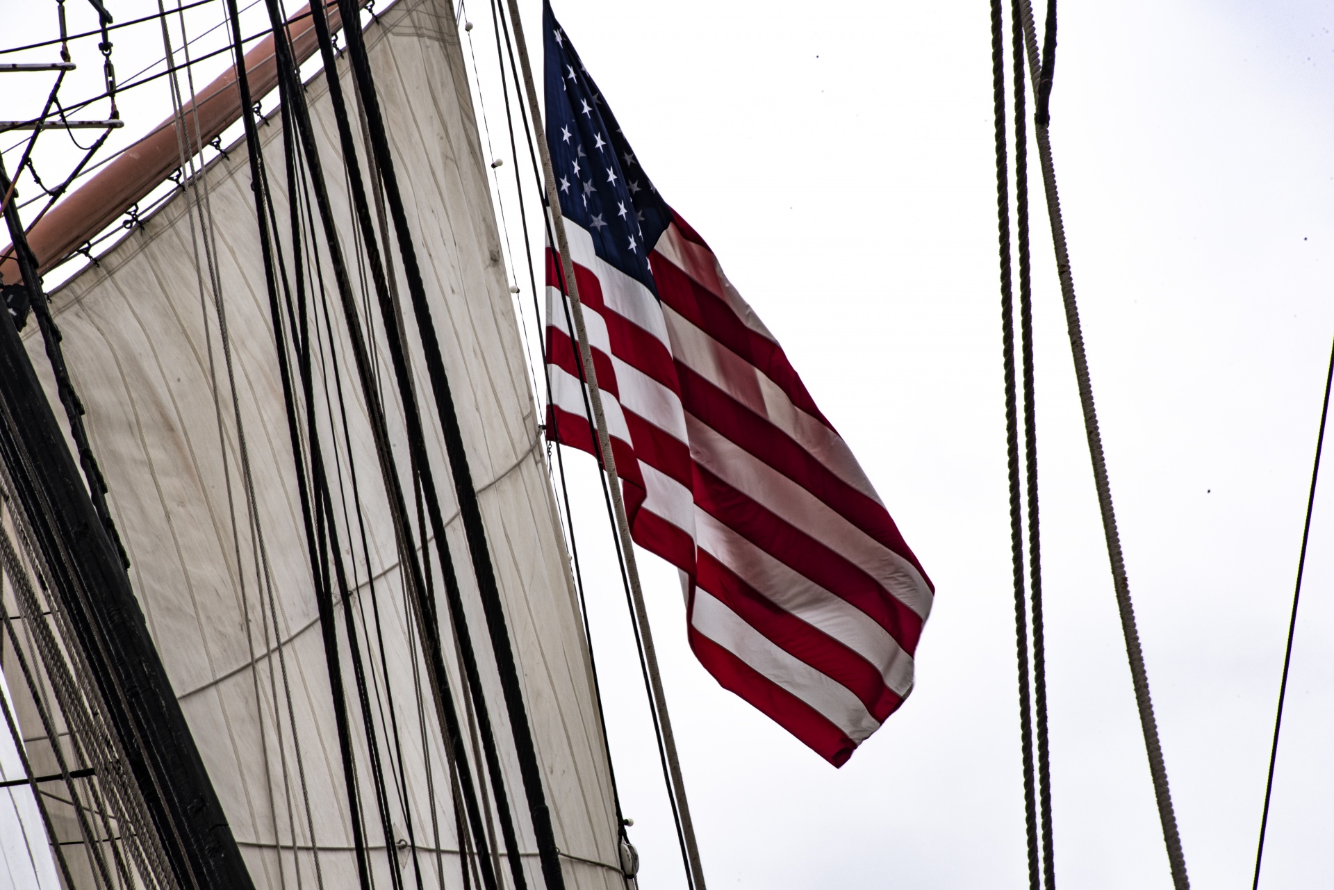 Bandeira americana no mastro do navio