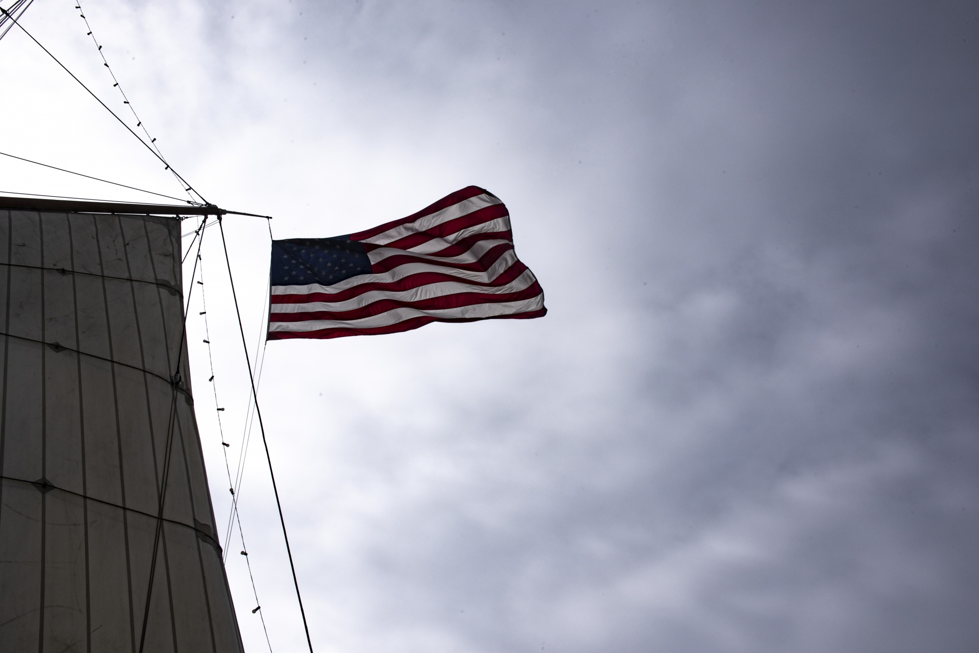 Bandera americana en mástil de barco