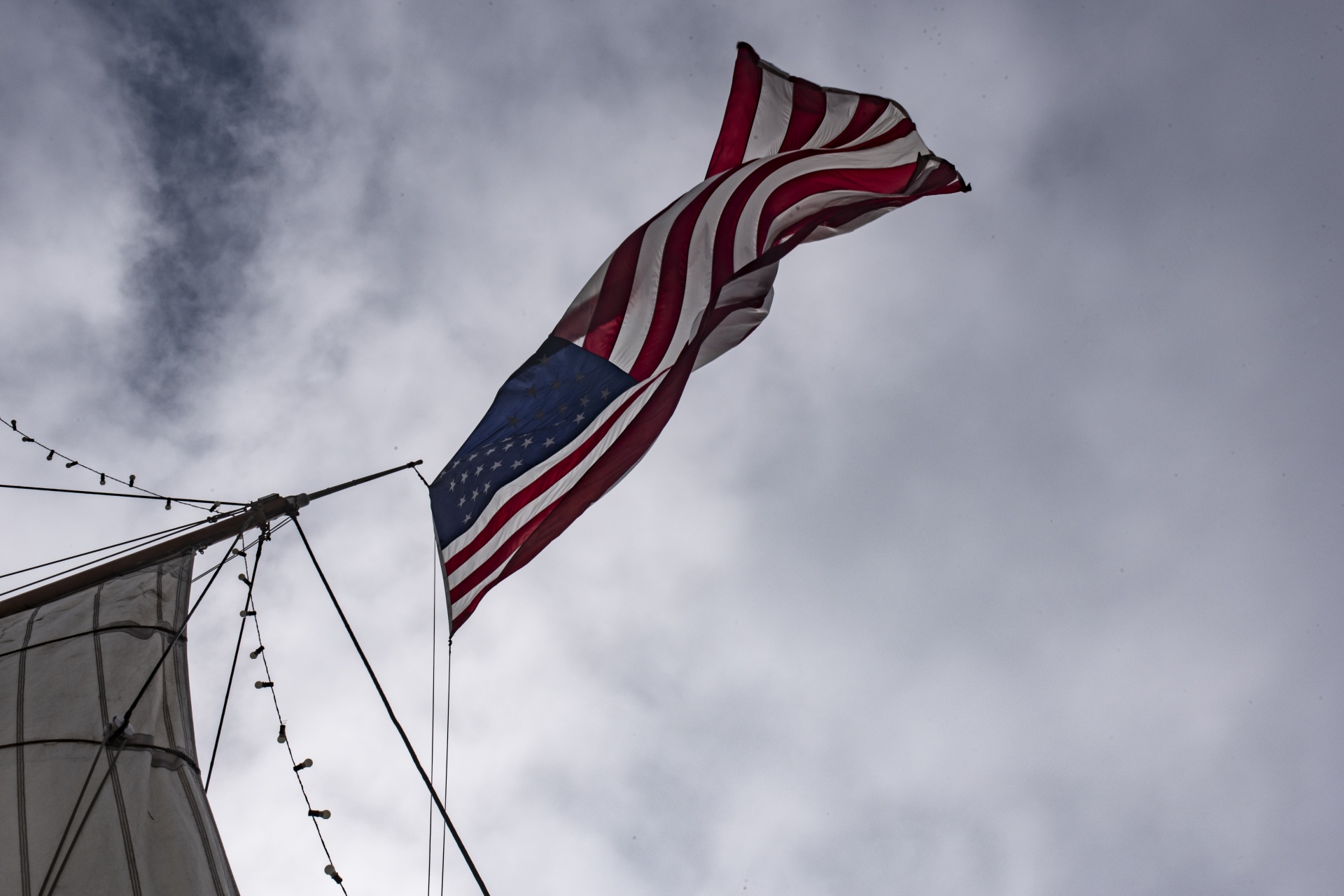 Bandera americana en mástil de barco