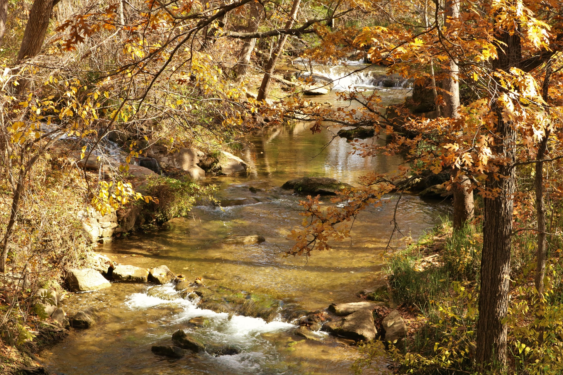 Podzimní potok a vodopád