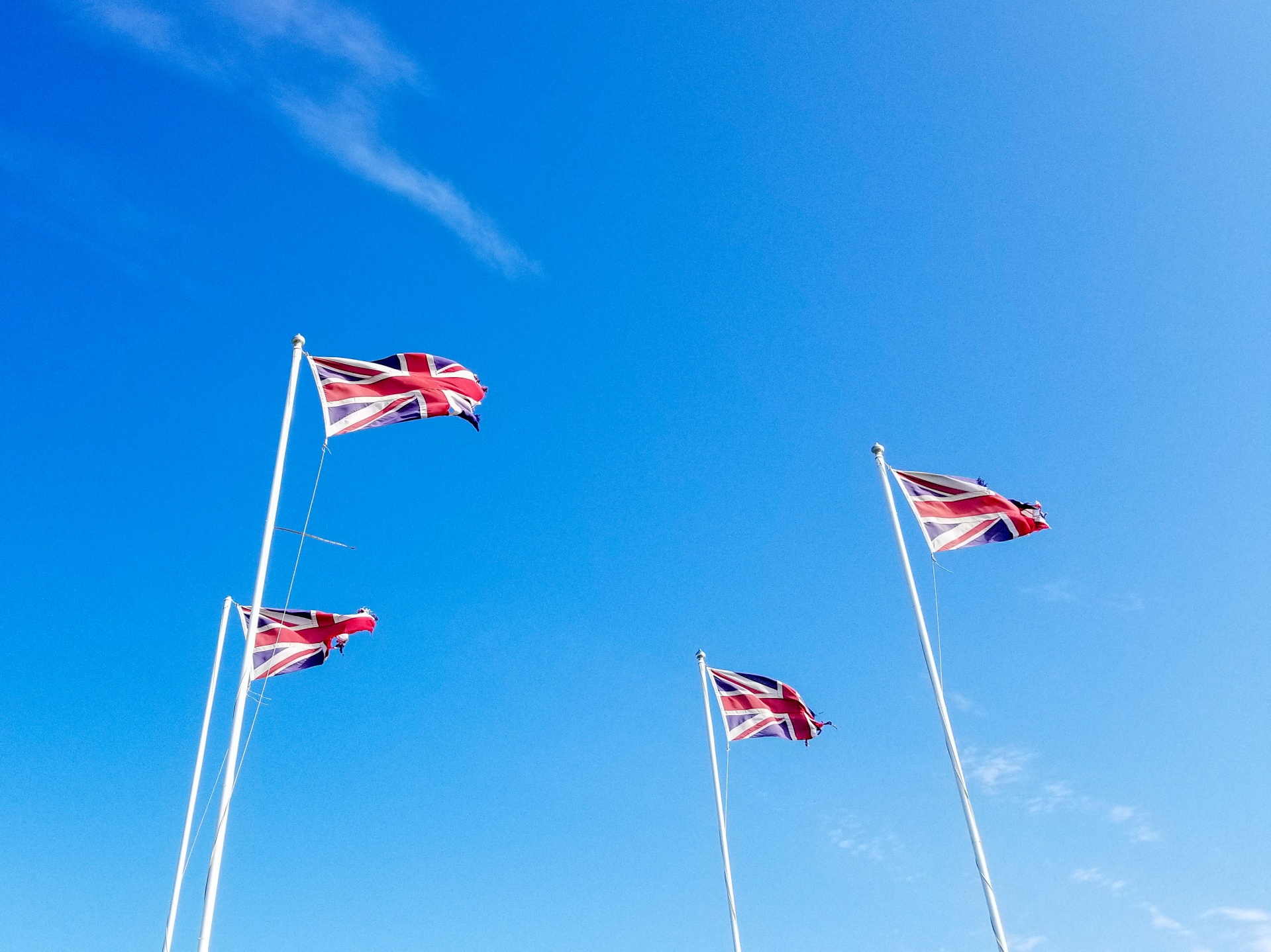 Bandeiras britânicas e céu