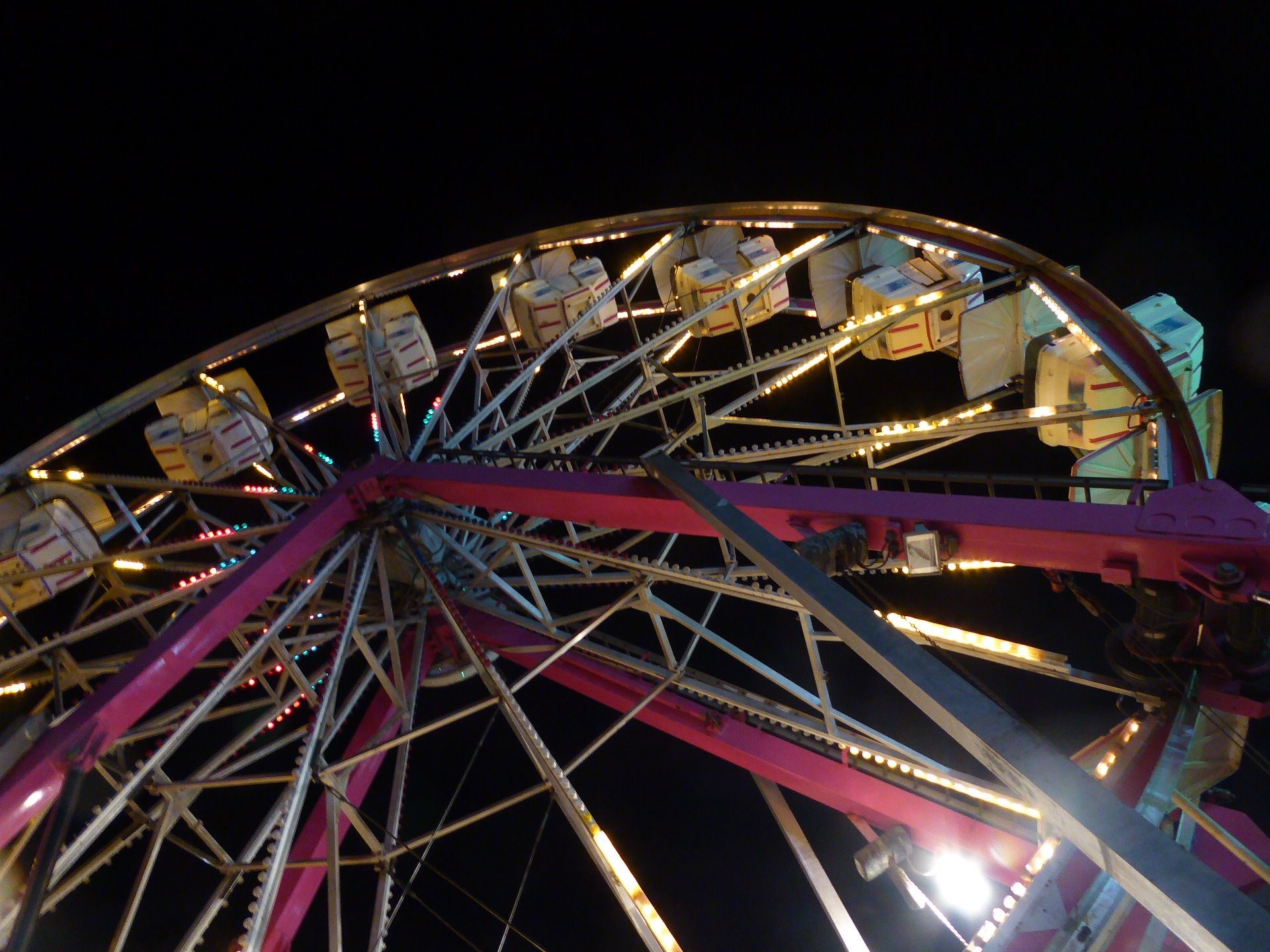 Roda gigante de carnaval girando
