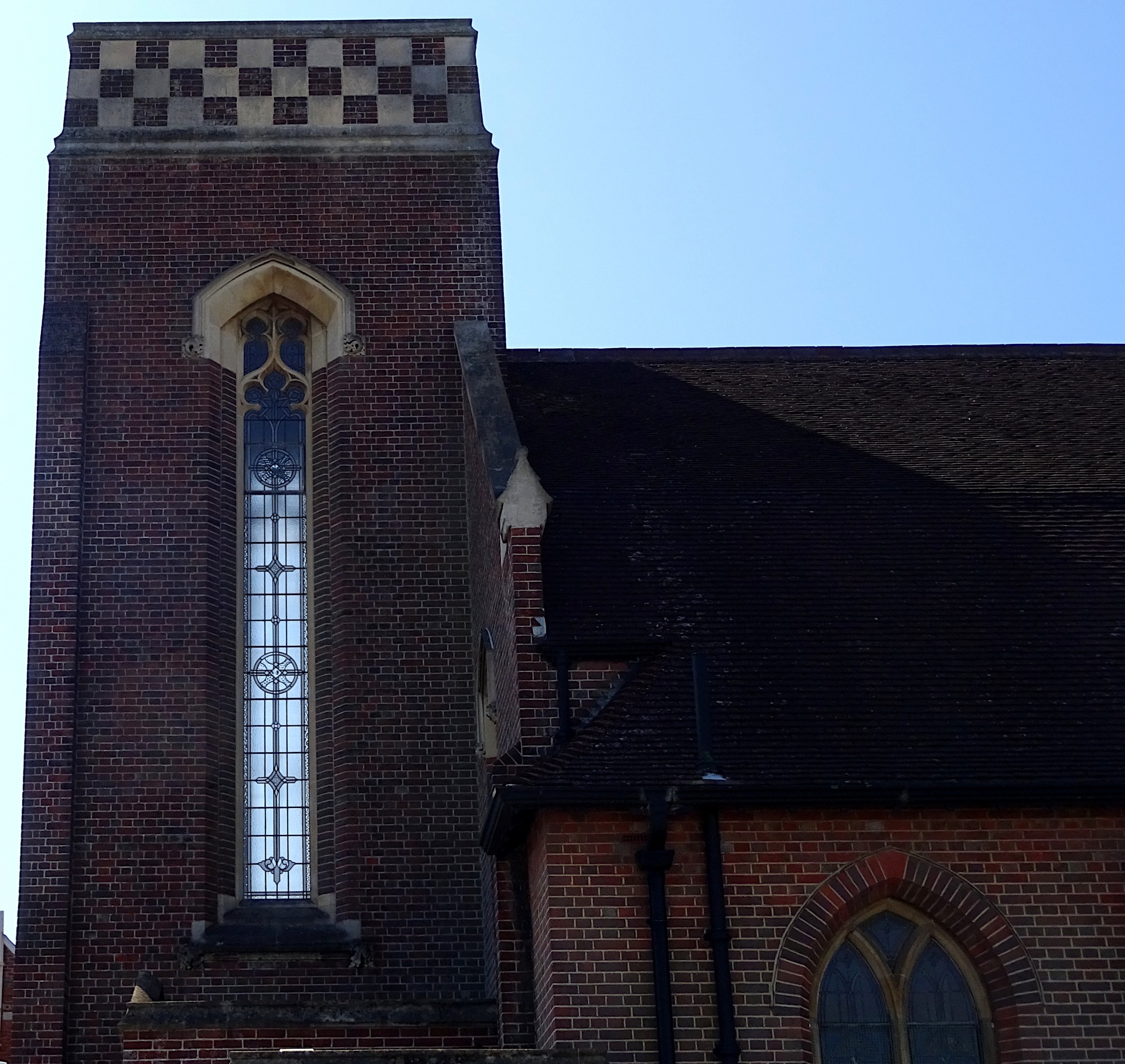 Kyrkobyggnad och fönster