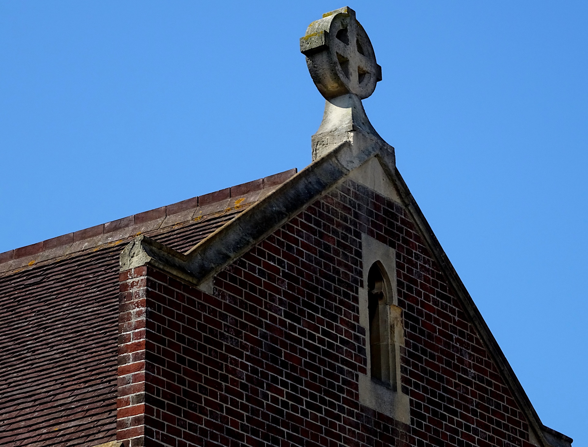 Cruz e janela do edifício de igreja