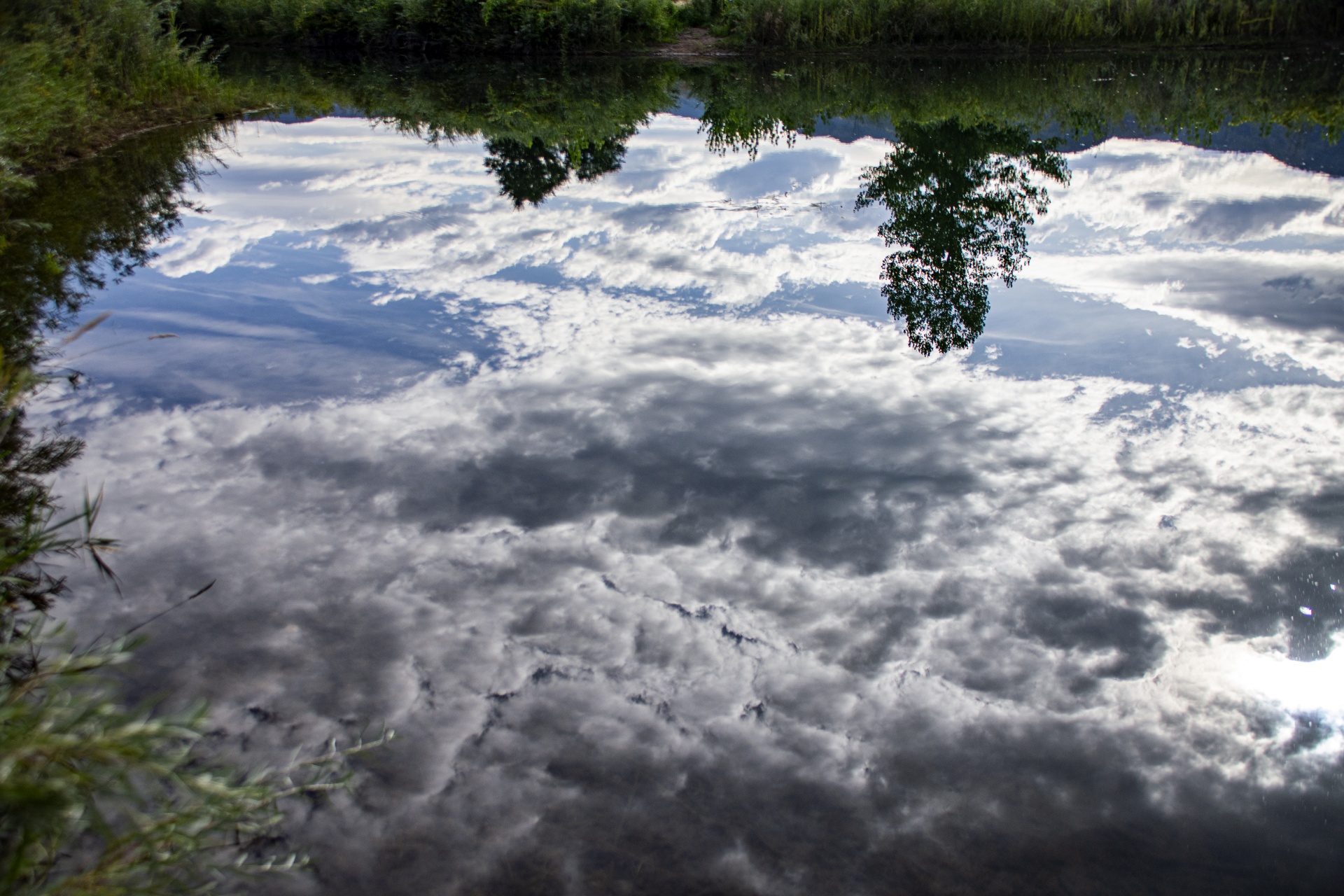 Nuvens refletidas na lagoa