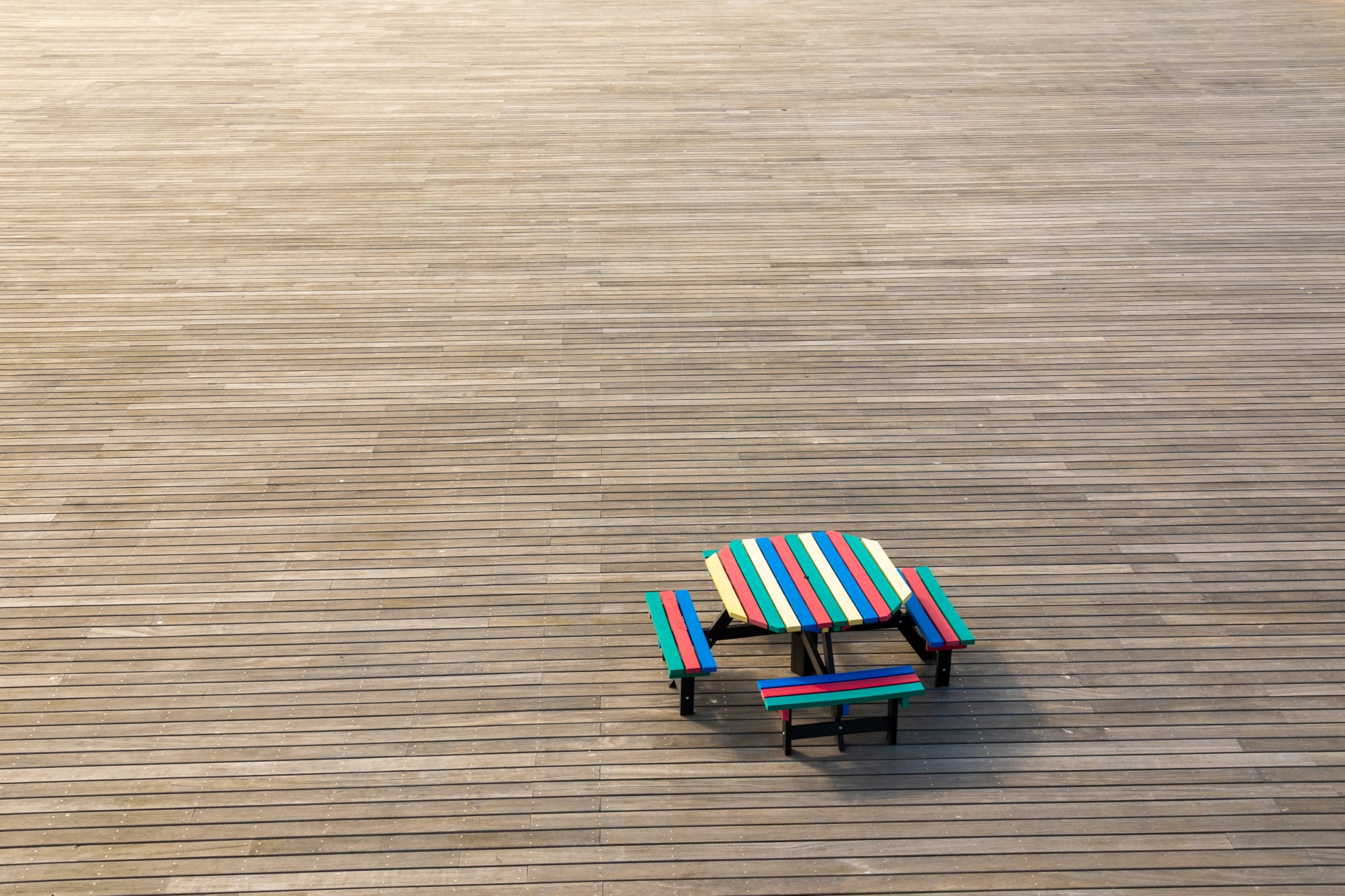 Mesa de piquenique colorida