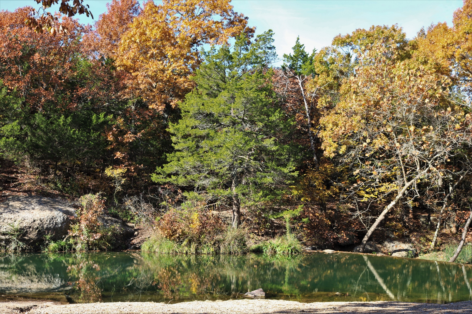 Cores de outono na lagoa