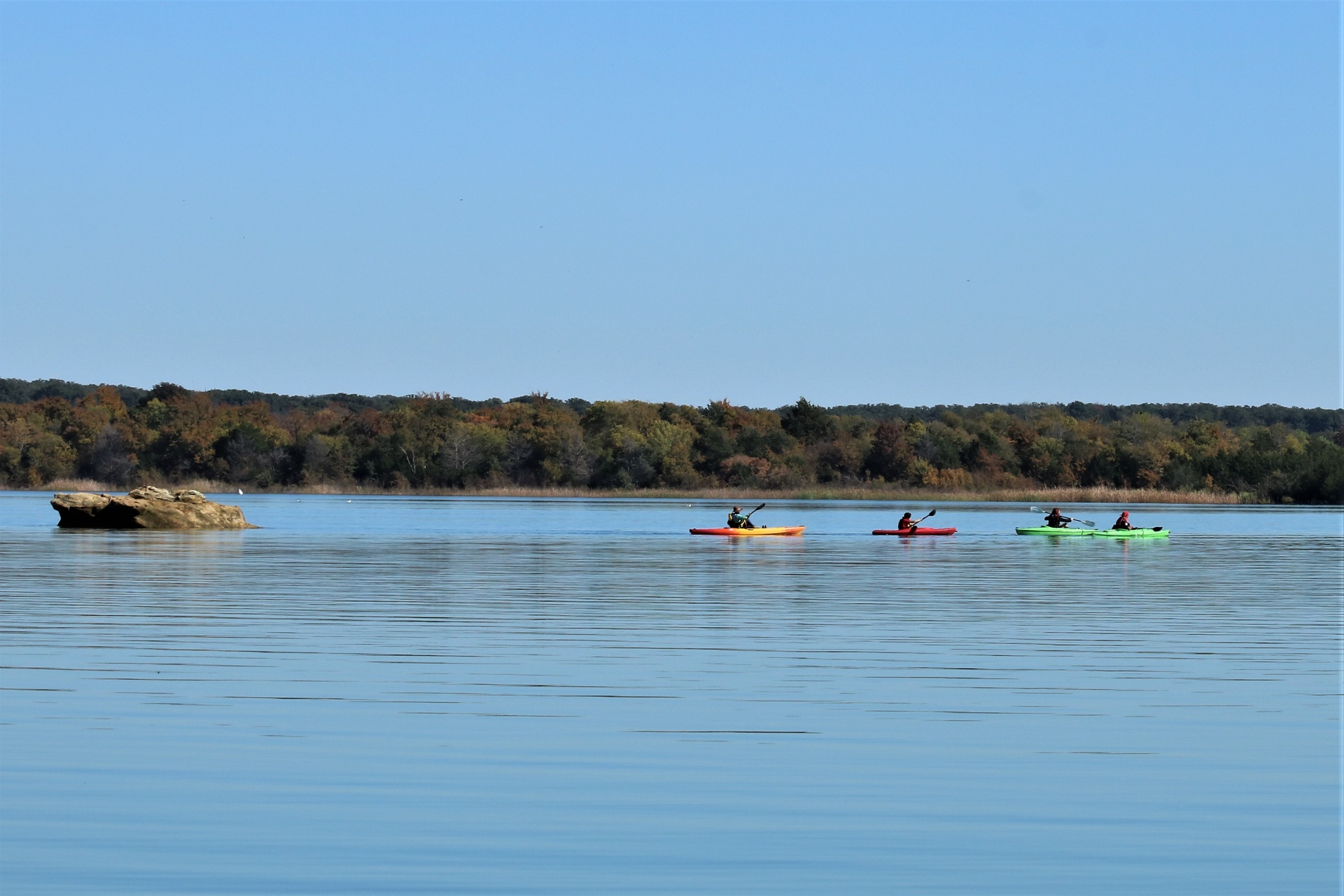 Familj kajakpaddling på Blue Lake