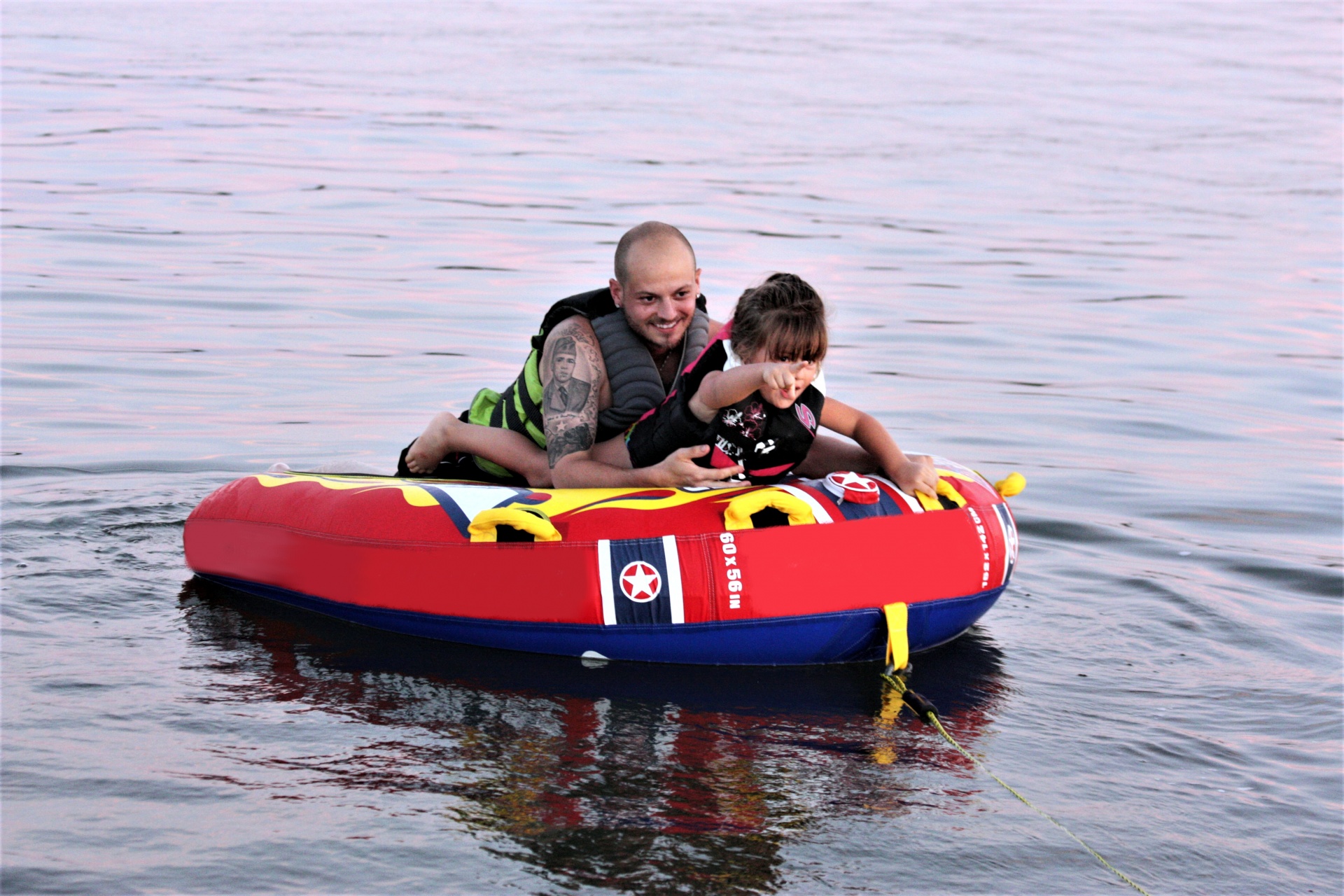 Otec a dcera tubing na jezeře