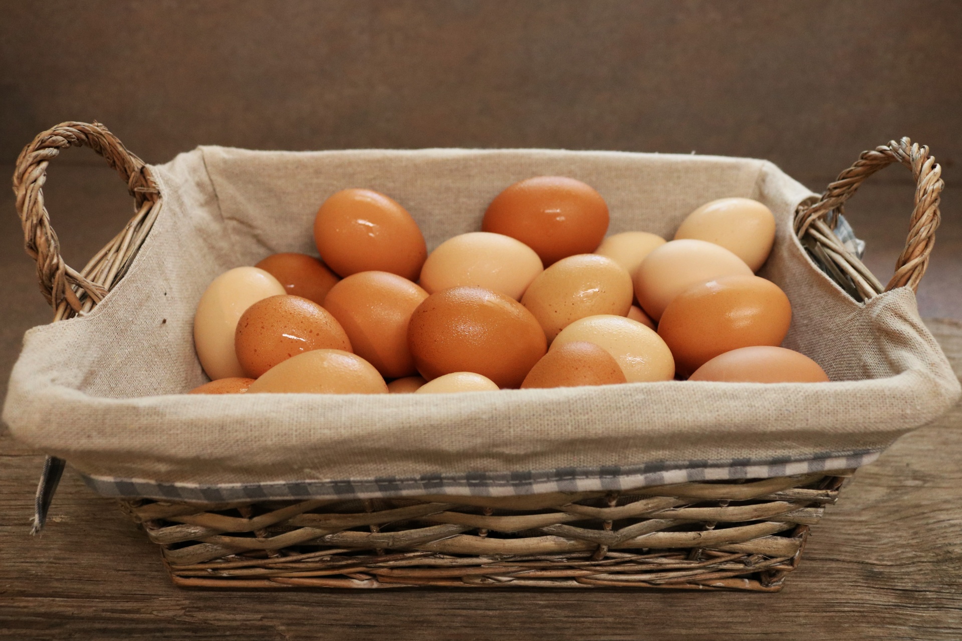 Huevos marrones frescos en la cesta