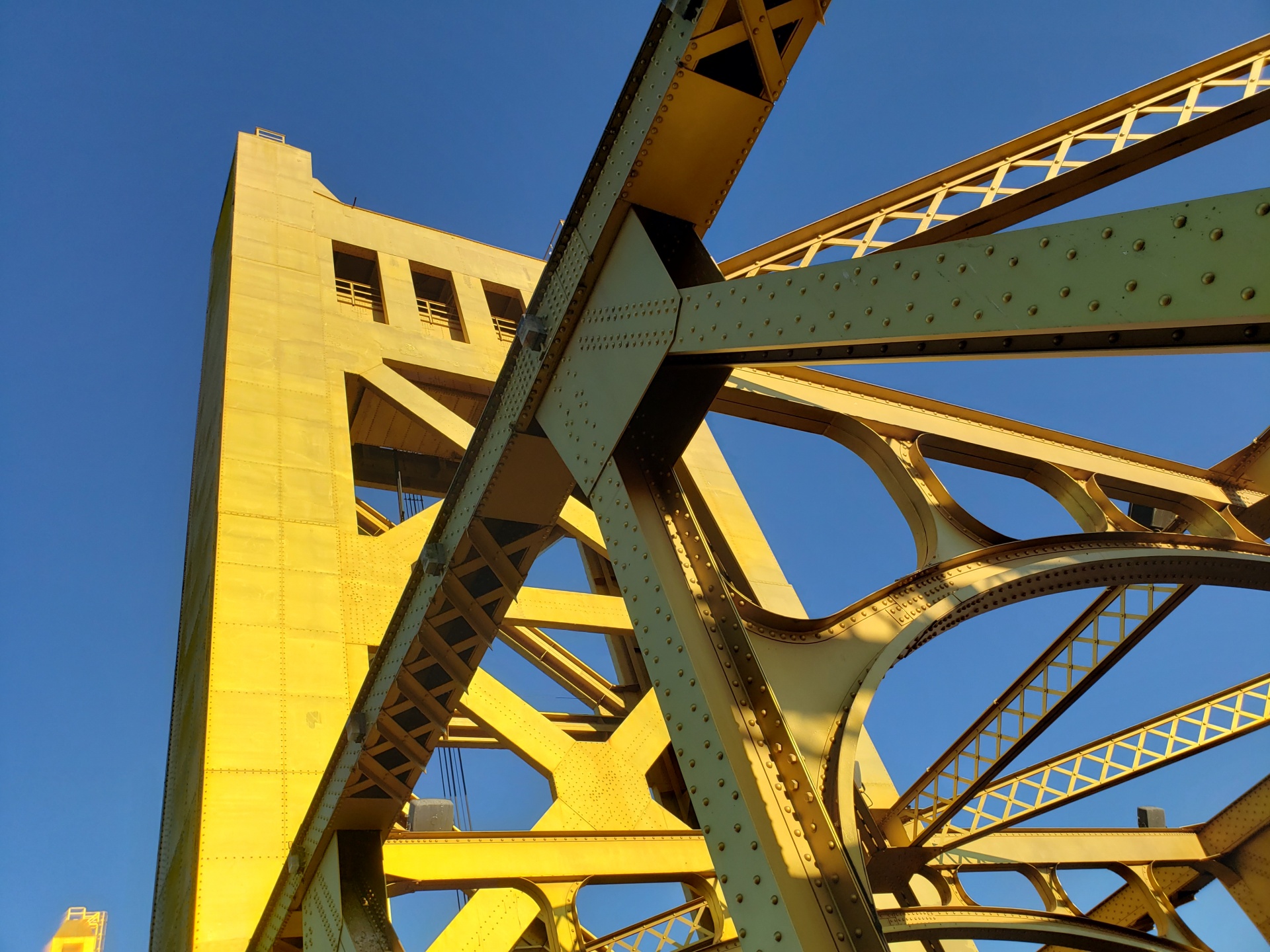 Ponte do Rio Sacramento dourado