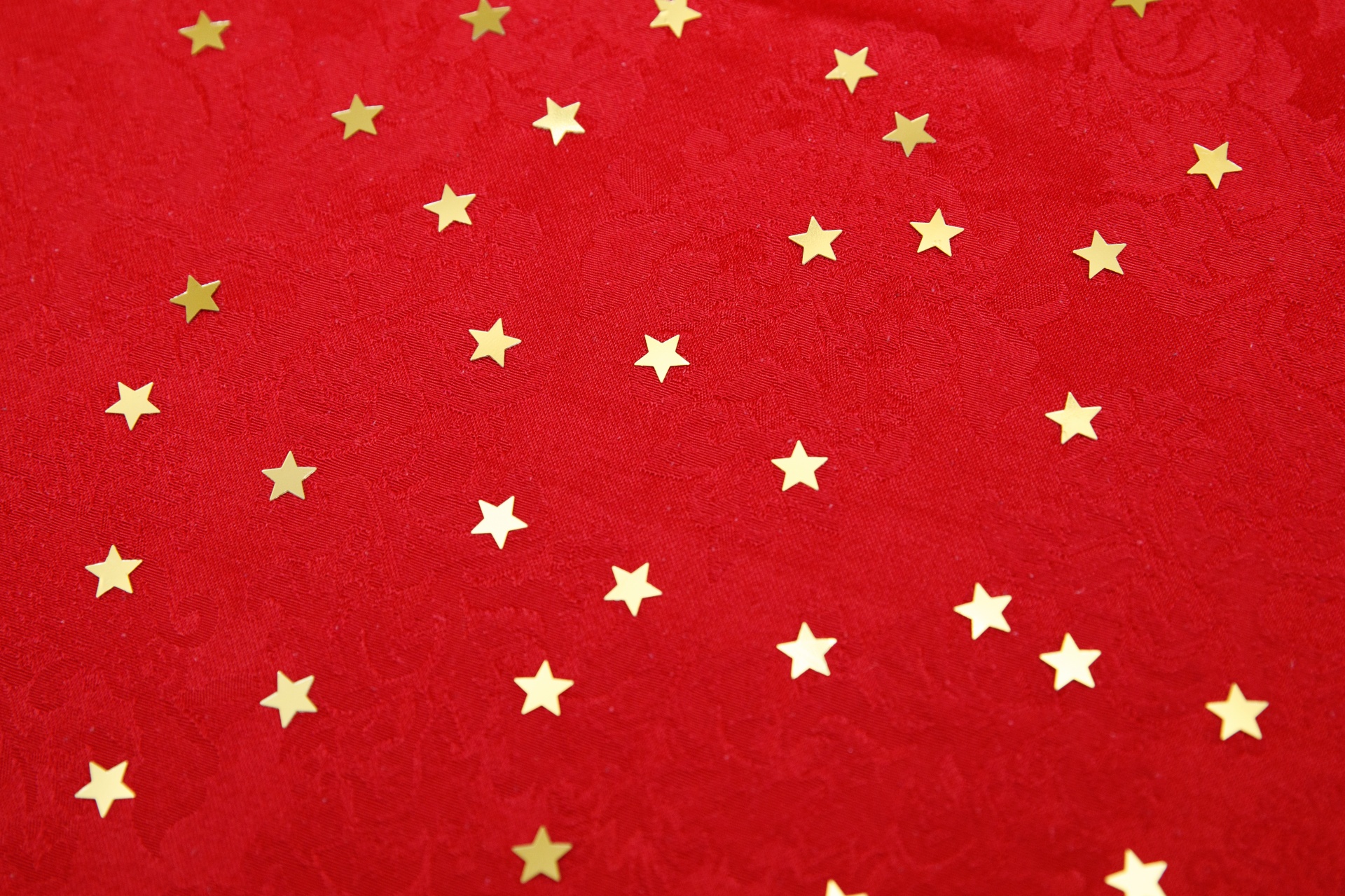 Estrellas doradas sobre fondo rojo