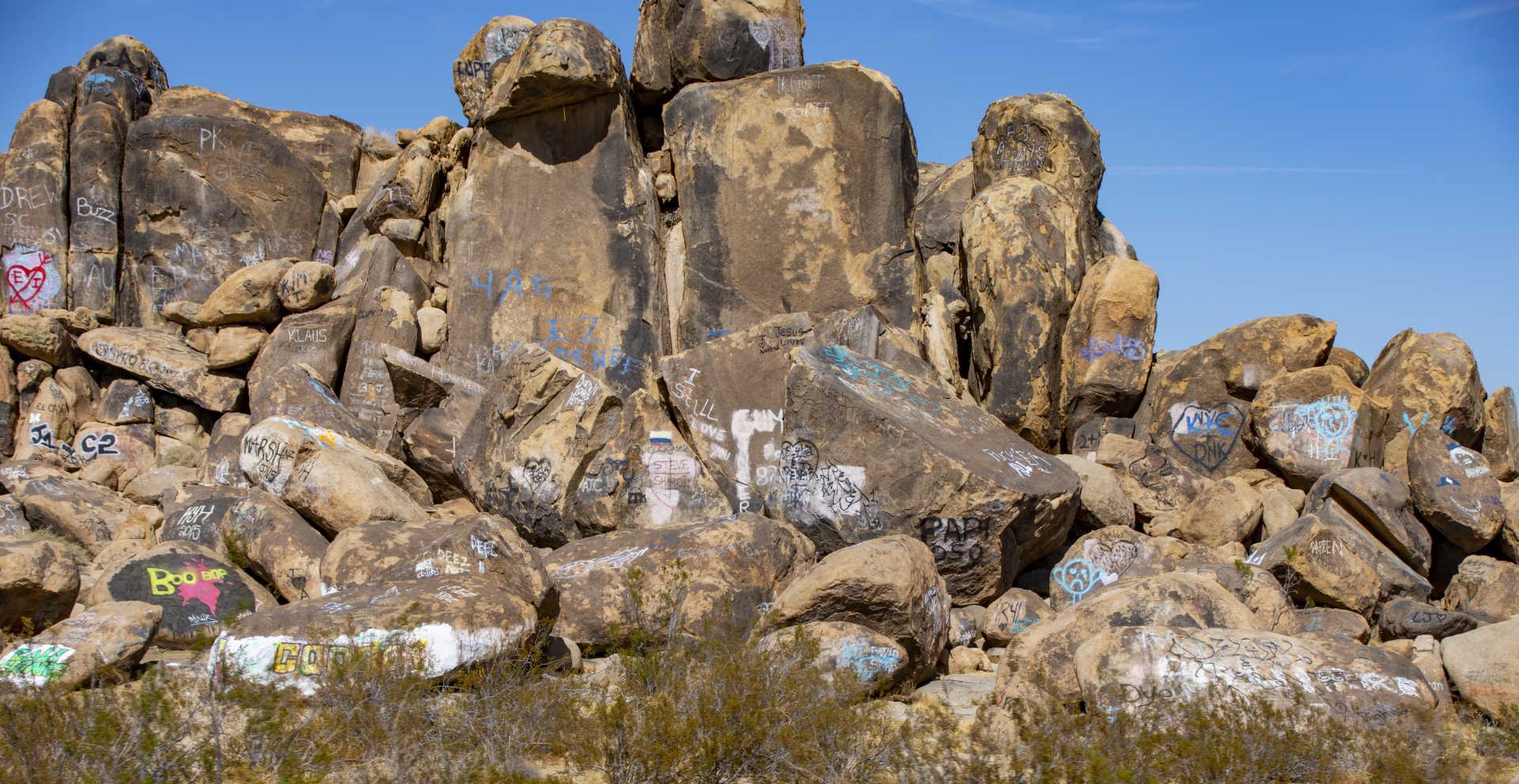 Graffiti em rochas