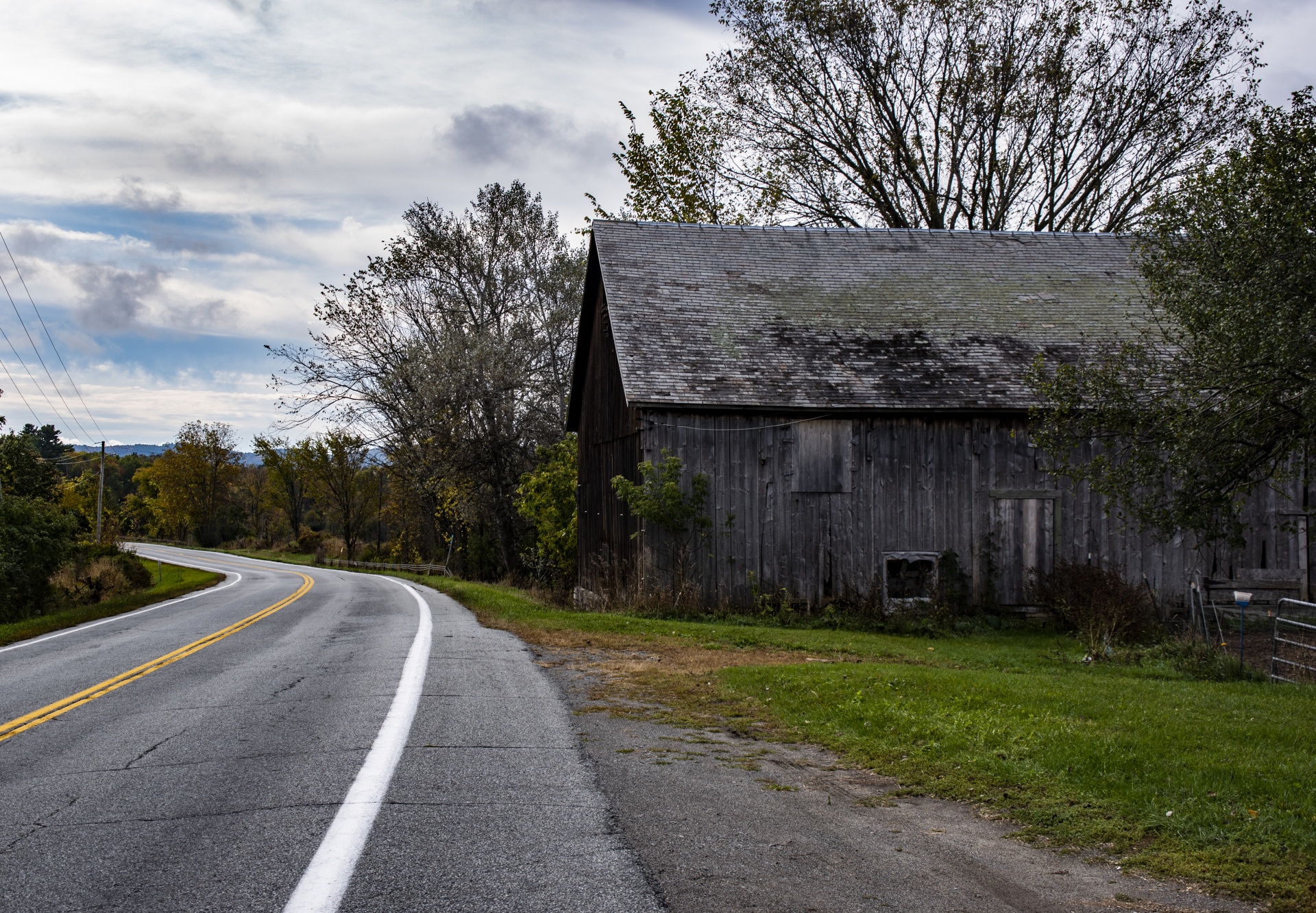 Granero gris y carretera rural