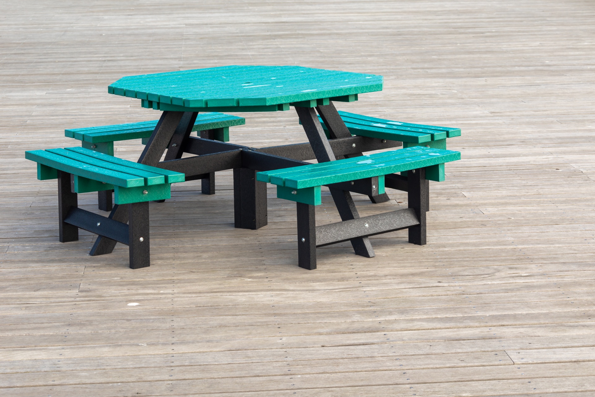 Zelený piknikový stůl