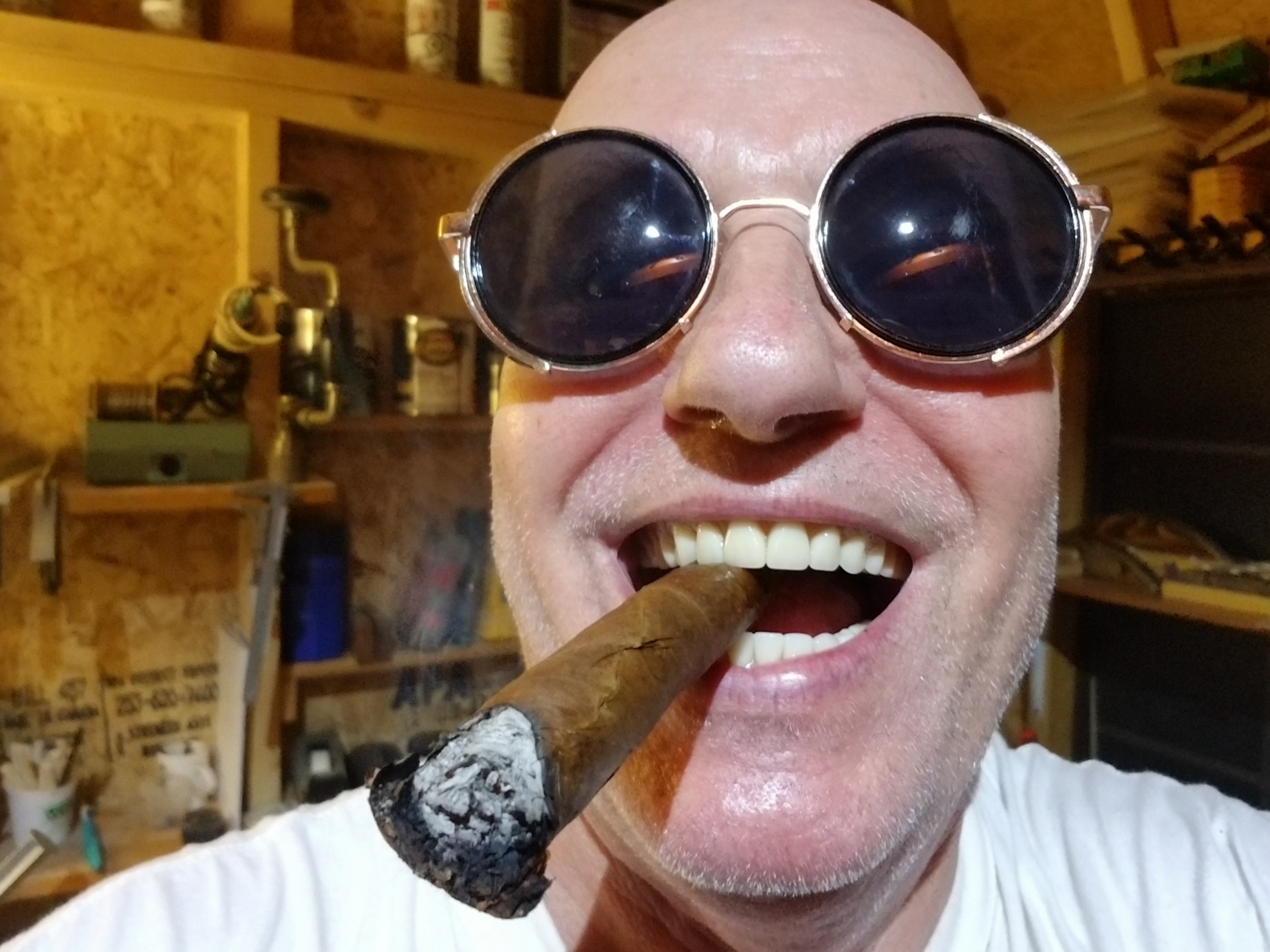 Lycklig gammal kille med cigarr