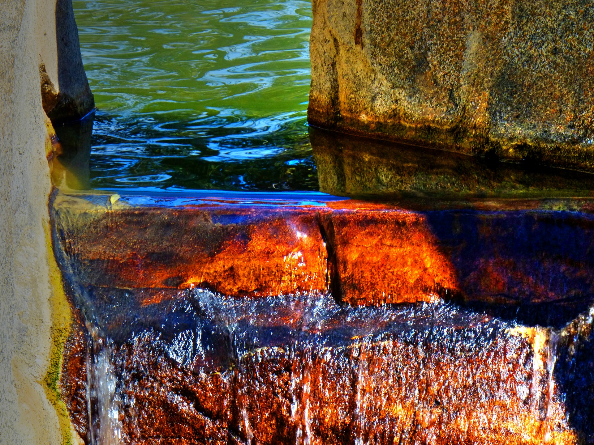 Cachoeira colorida sobre pedra
