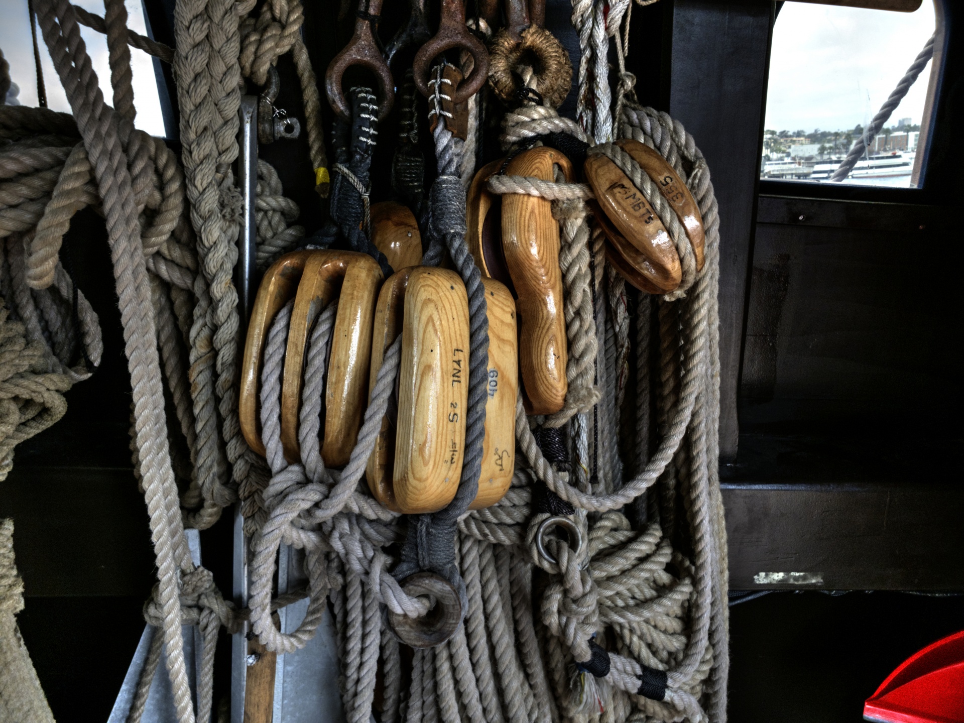Mastro e cordas de navios interiores