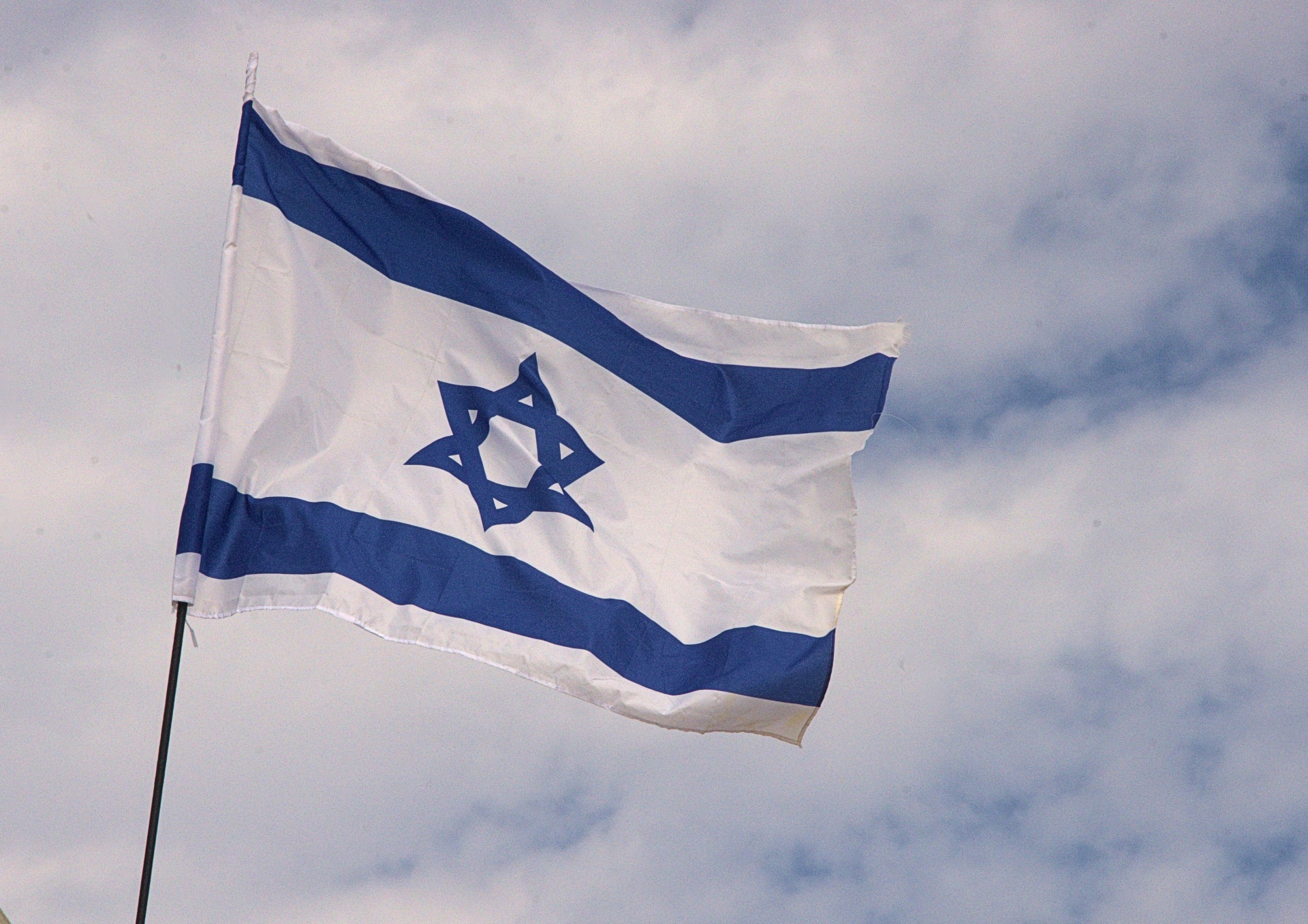 Bandera israelí ondeando en el viento