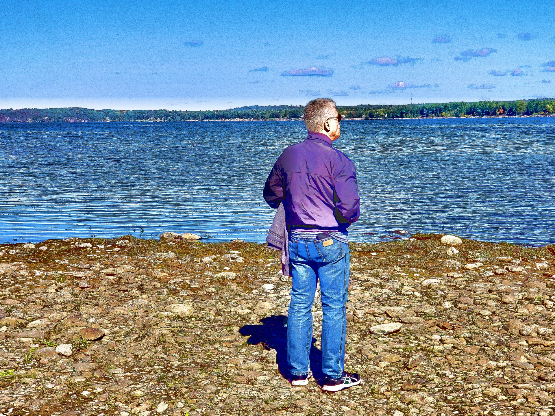 Hombre mira hacia el lago