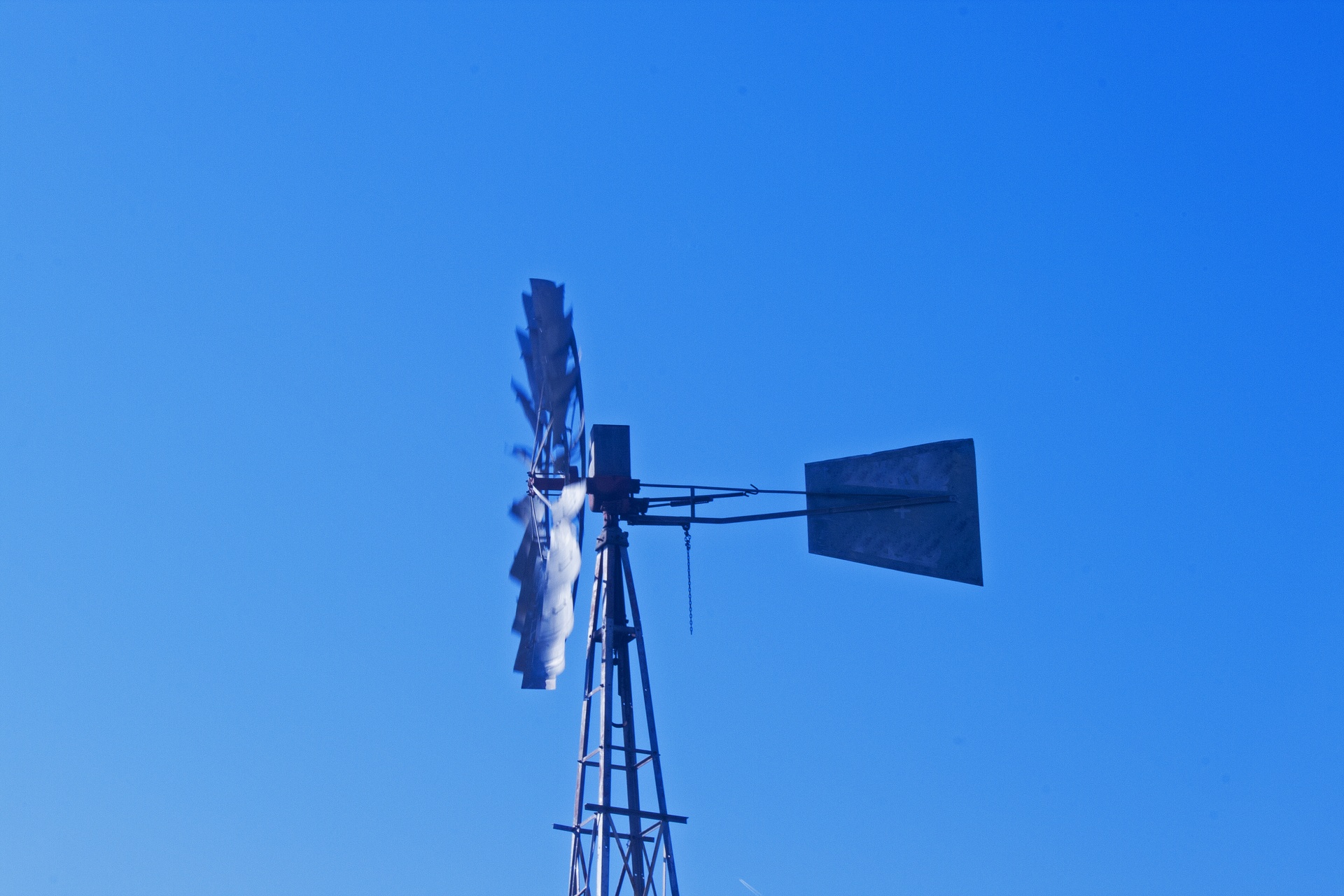 Pohybující se větrný mlýn proti modré ob