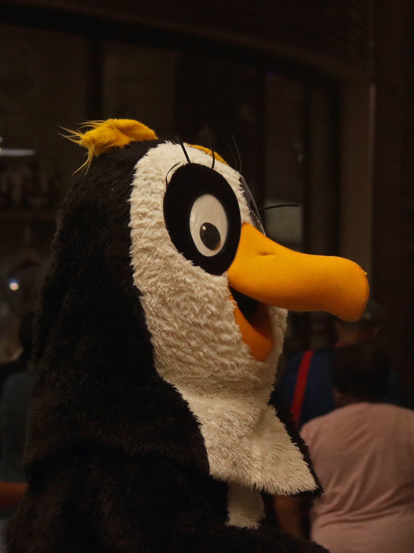 Persona posando en un traje de pingüino