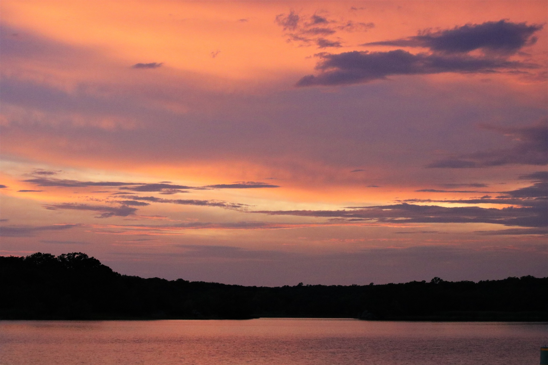 Lila och orange solnedgång över sjön