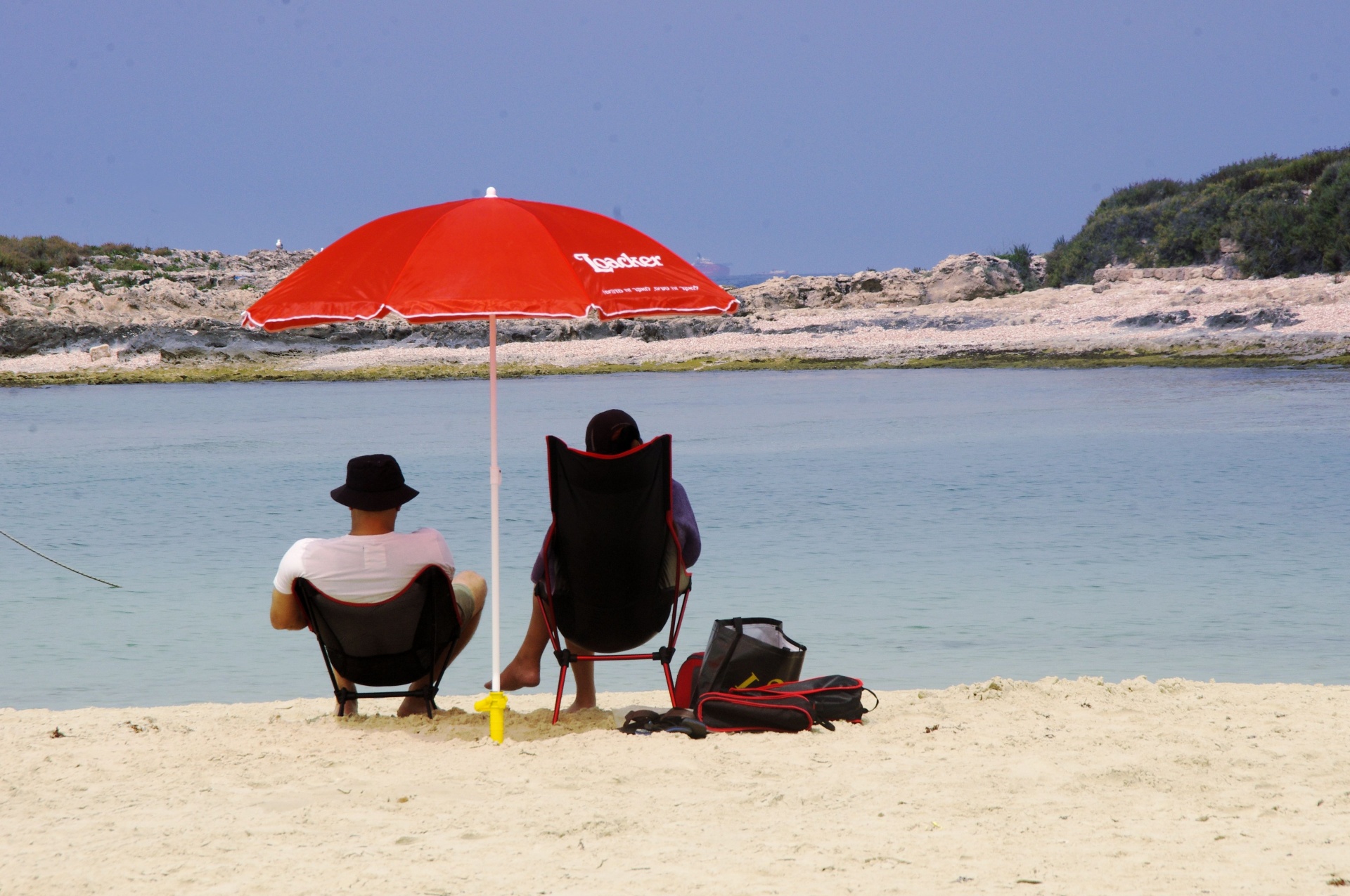 Červený deštník na pláži