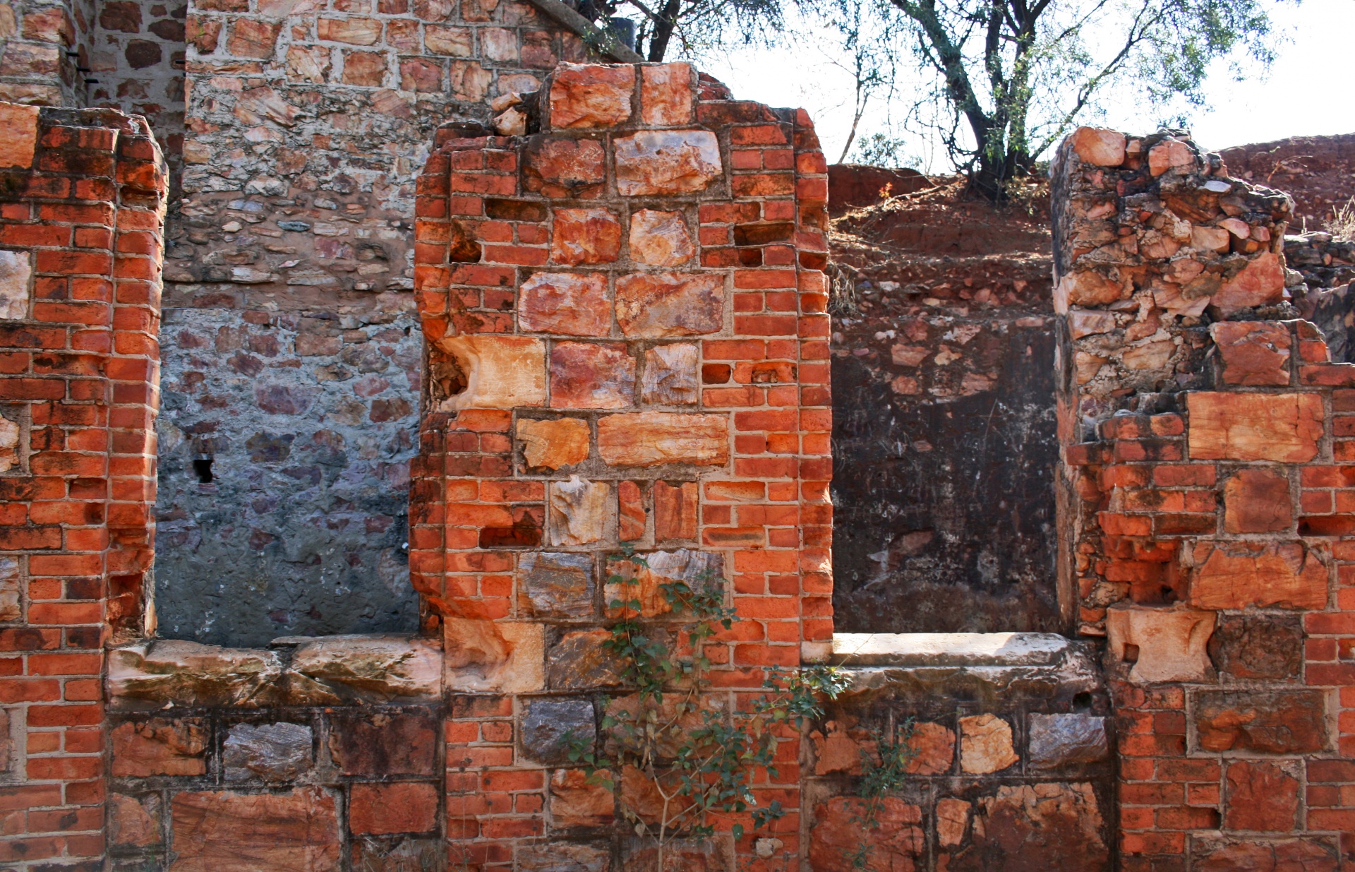 Rester av väggarna i ett fort som förstö