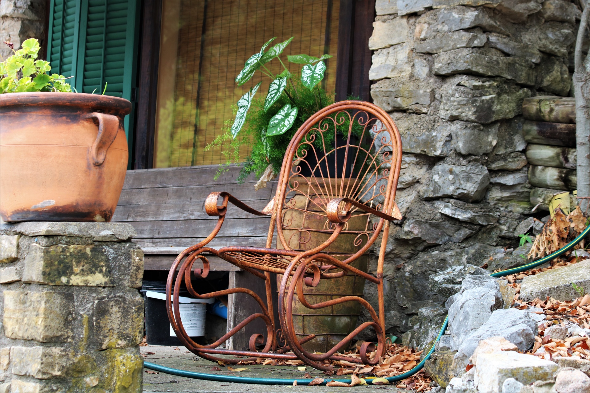 Rustikální židle na verandě země