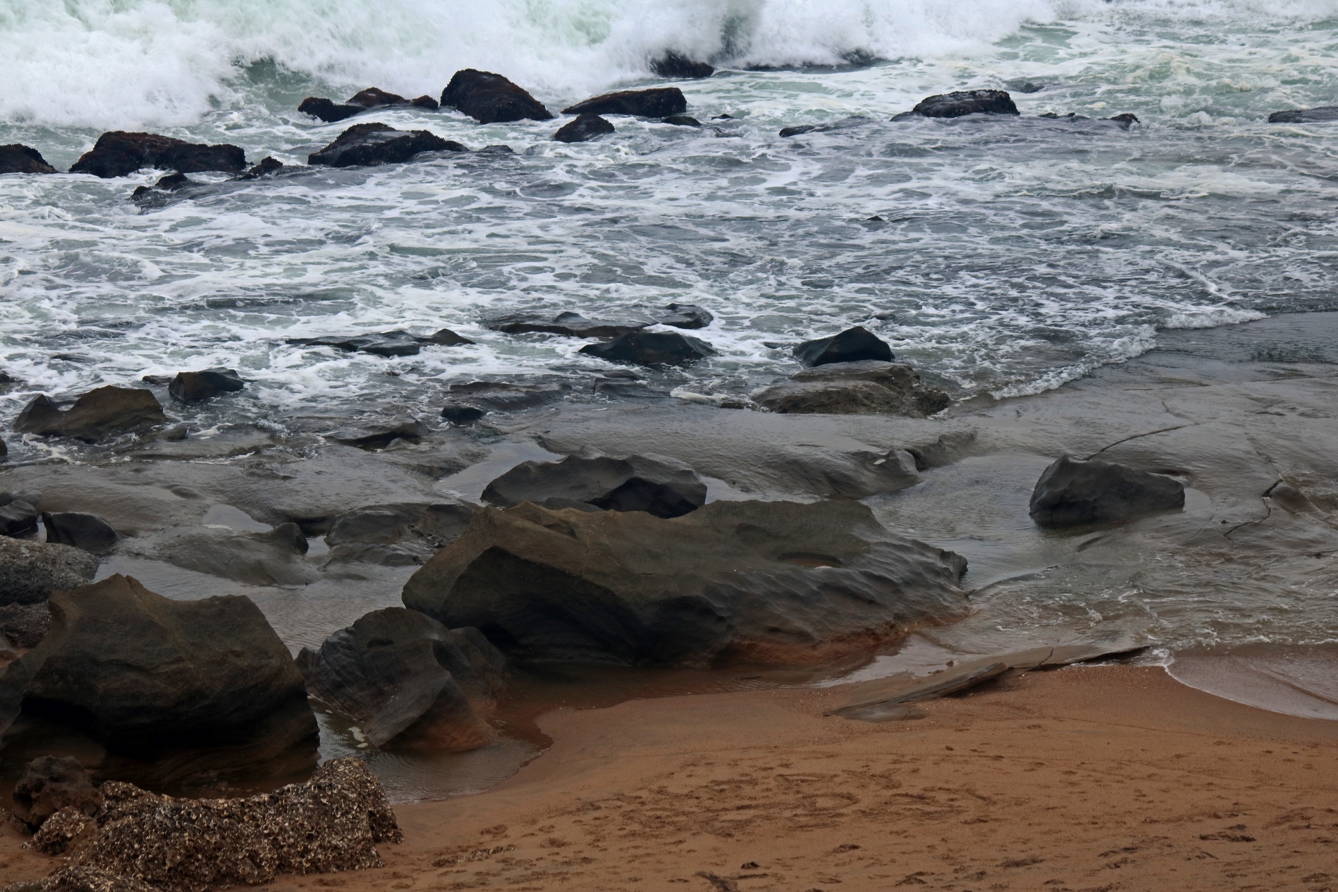 Mořská voda mytí přes kameny
