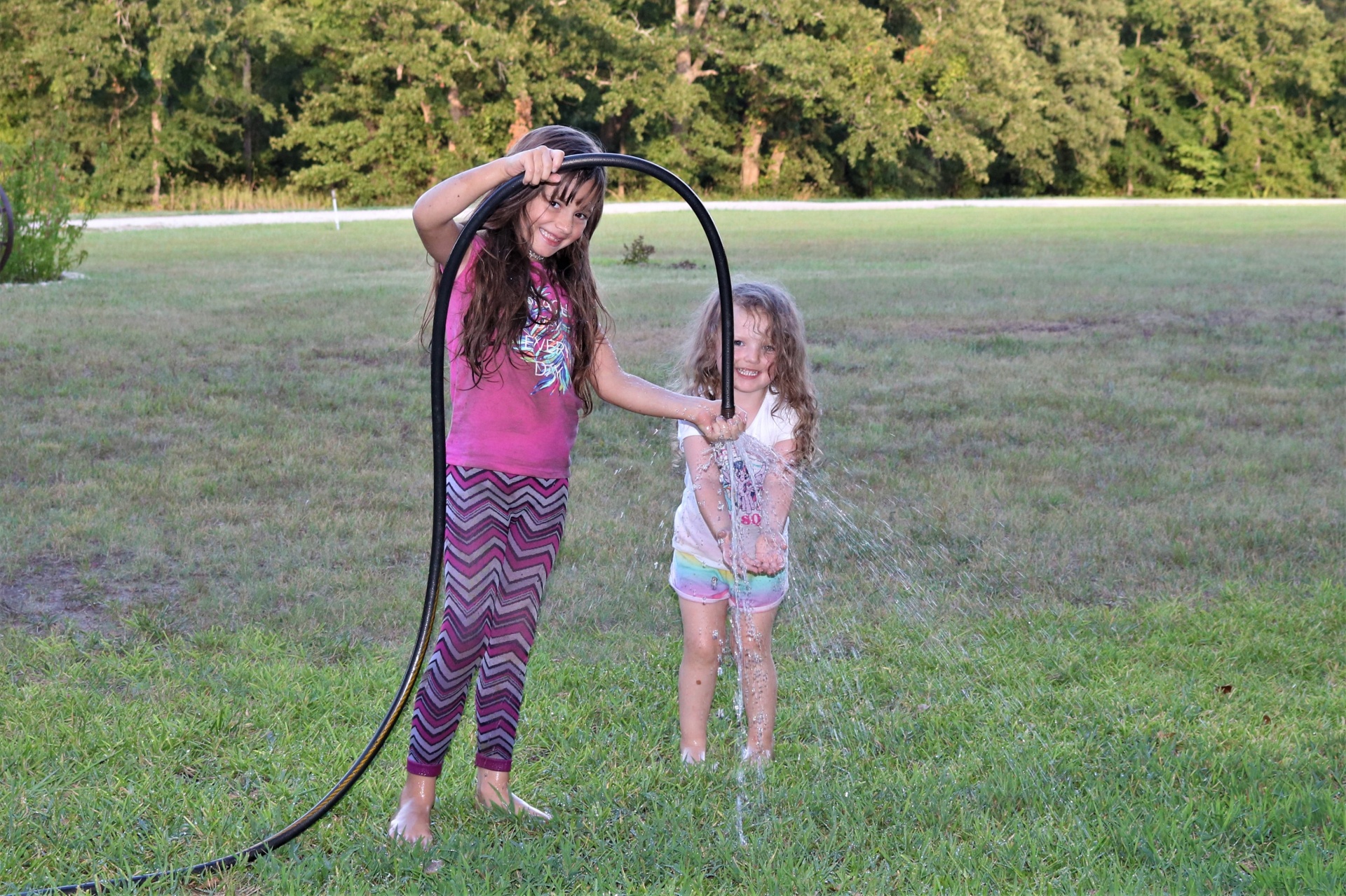 Twee kleine meisjes spelen met water
