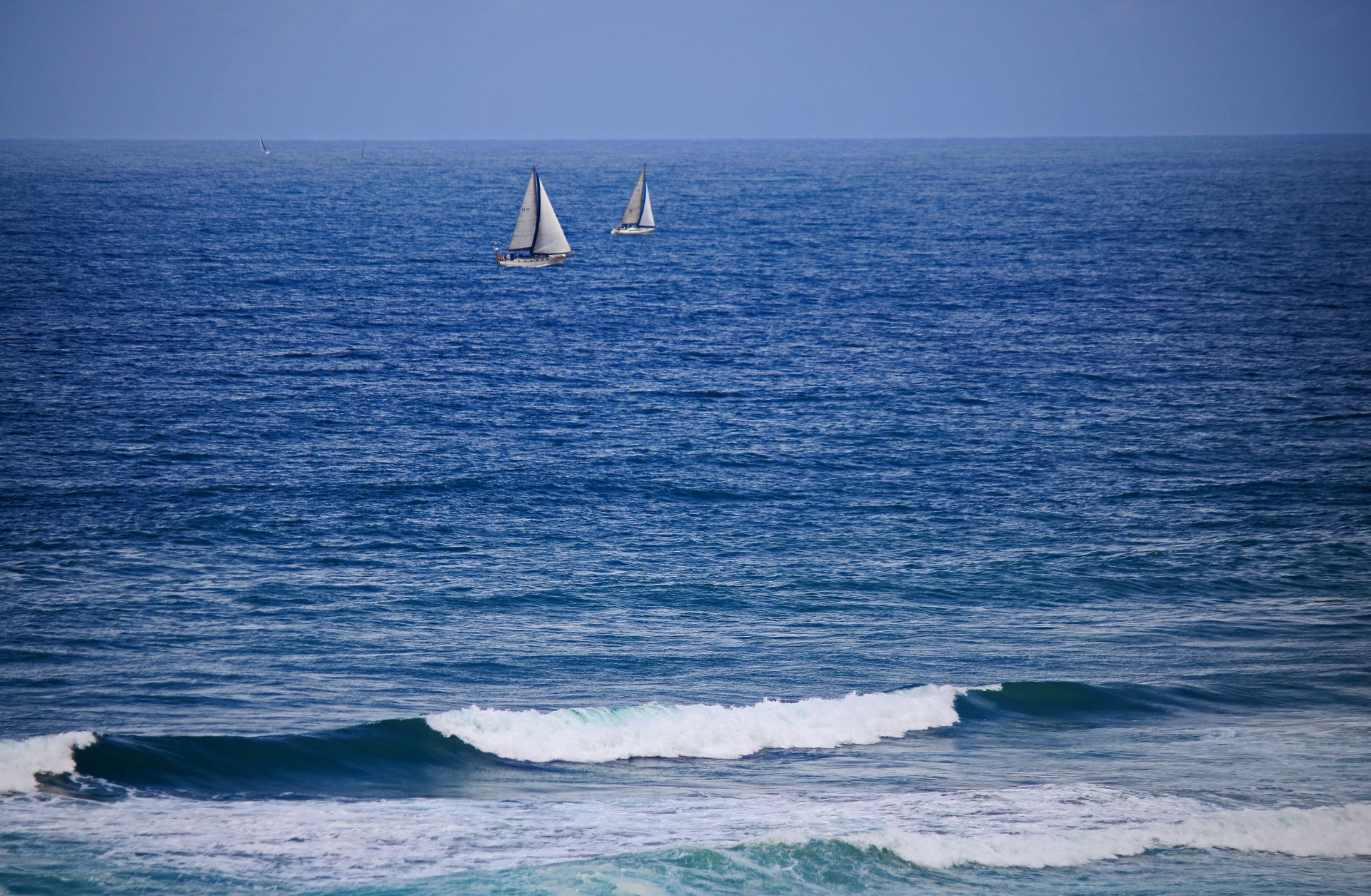 Dvě bílé plachetní jachty na moři
