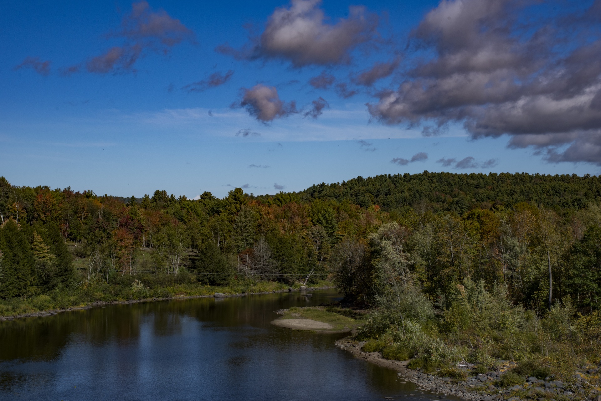 Cor de outono de Vermont no lago
