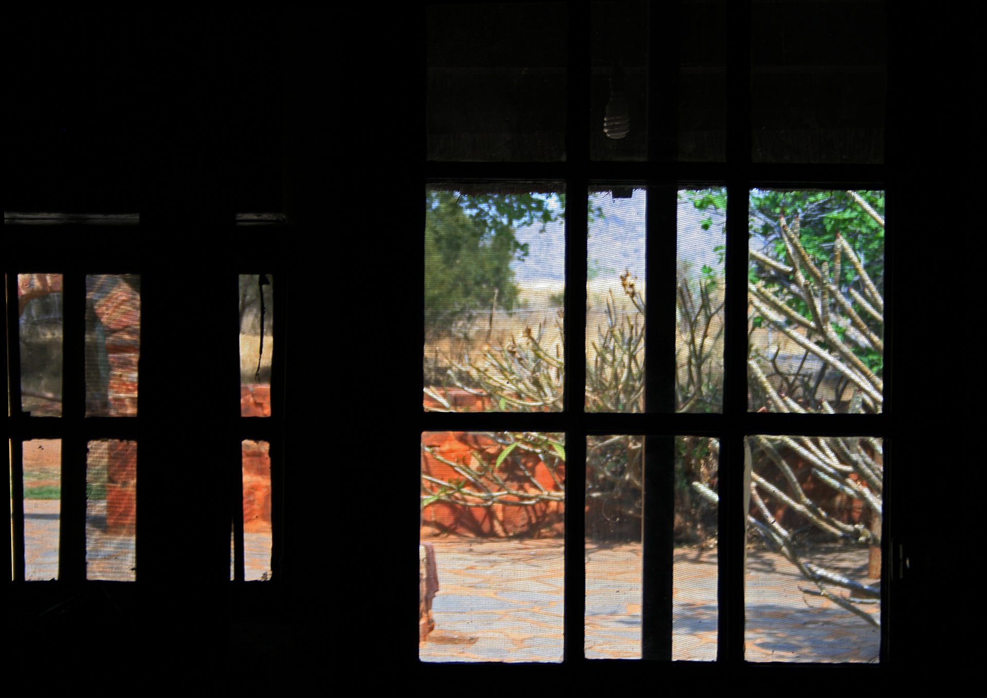 Pohled do zahrady a abstraktní okno