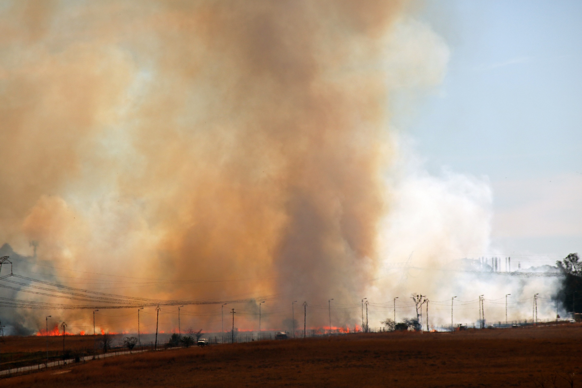 Pohled na hustý kouř veld ohně