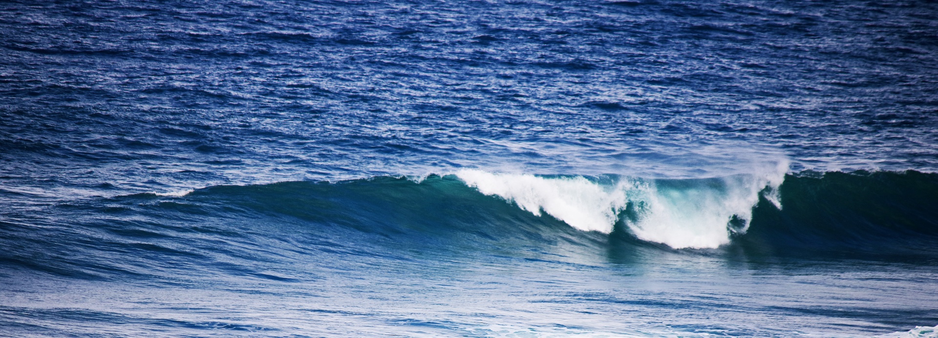 Vista da onda quebrando no oceano