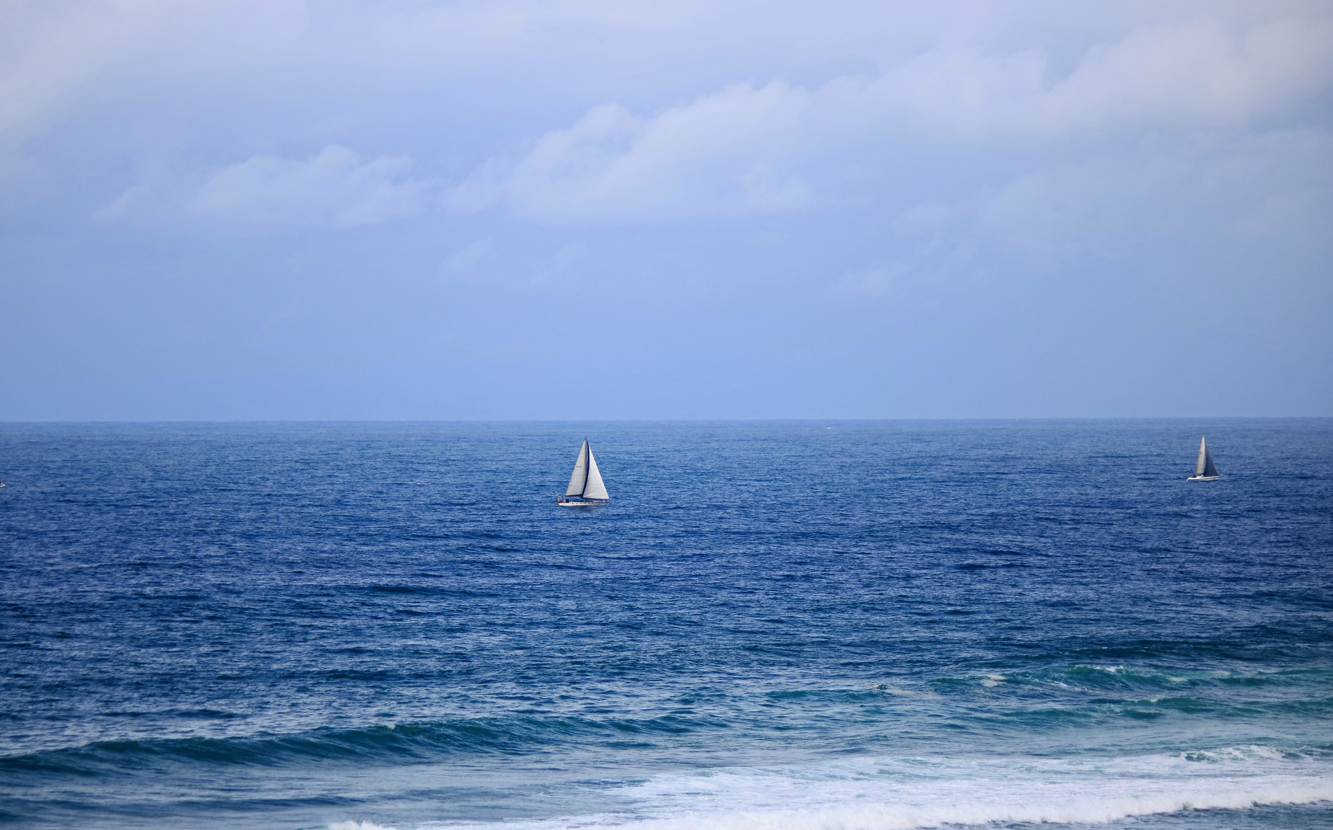 Pohled na jachty na moři s surf