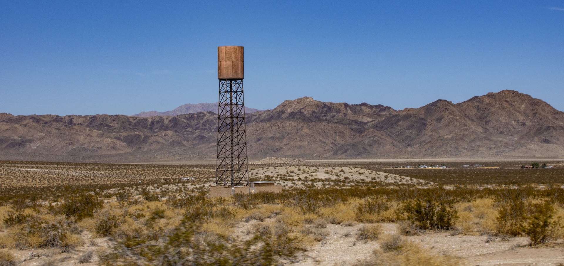 Tanque de água no meio do deserto