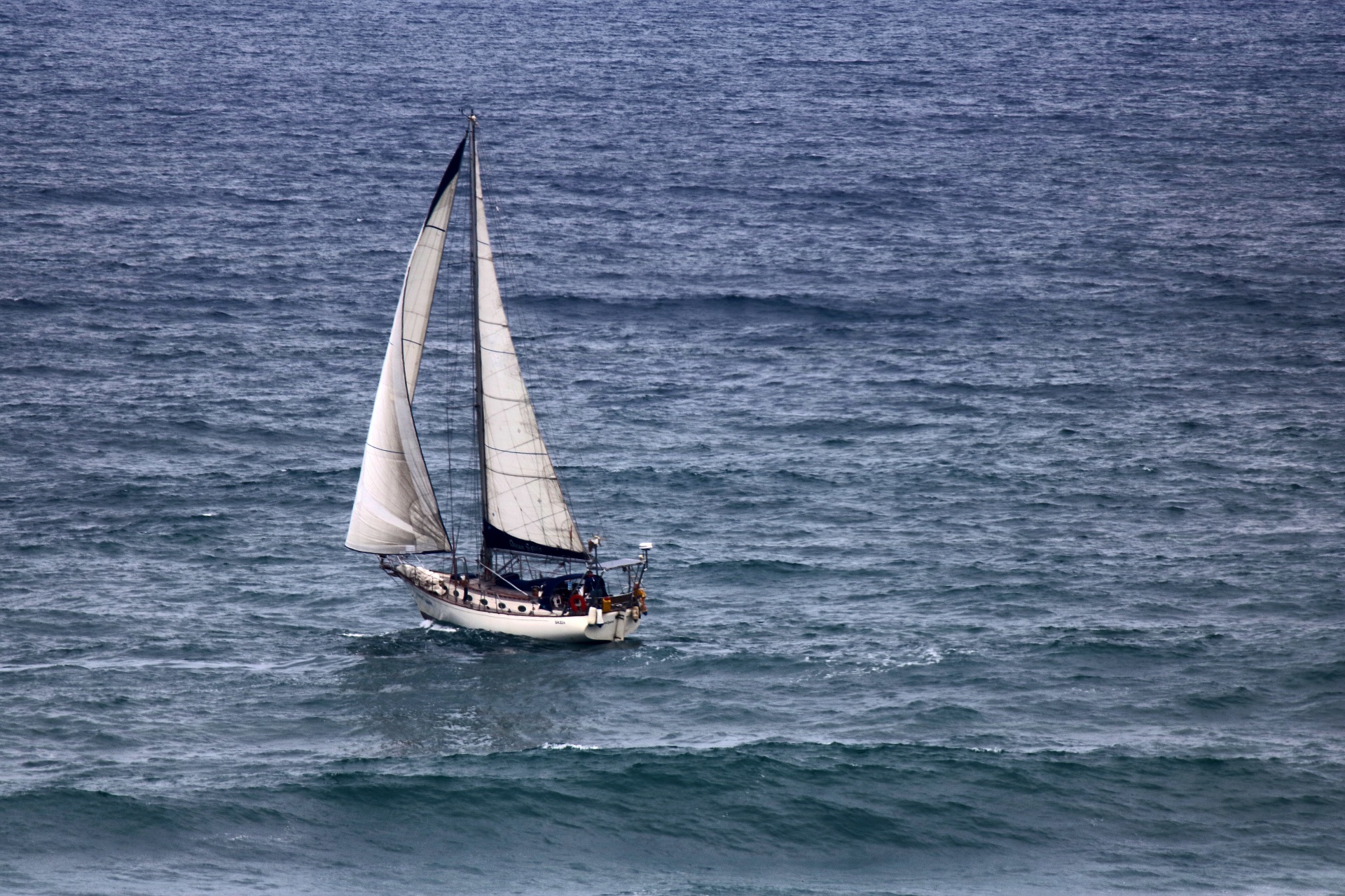 Yacht à voiles blanches sur l'océan