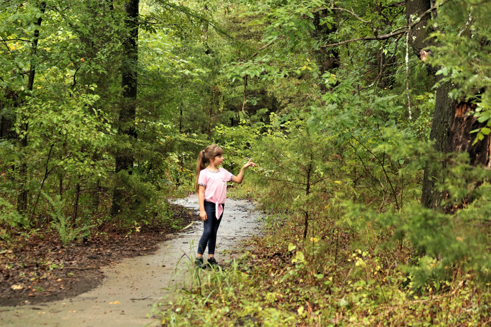 Mladá dívka se těší přírodní procházky