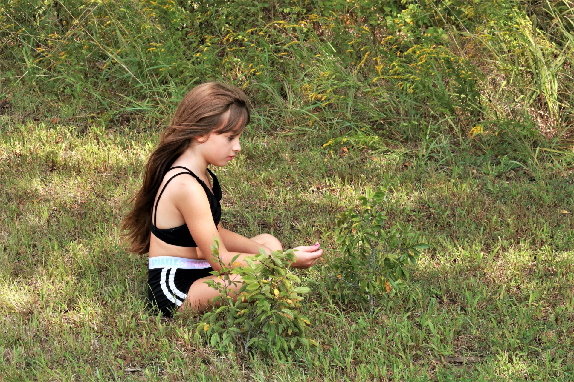 Mladá dívka výsadba stromů