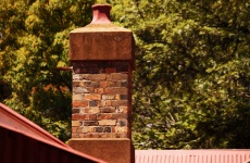 Cihlový komín na starém domě