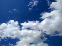Jasne błękitne niebo z białymi chmurami