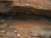 Brud i gruz pod zwisem skały